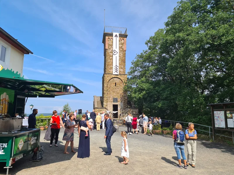 Outdoor-Veranstaltung mit Gästen am Turm
