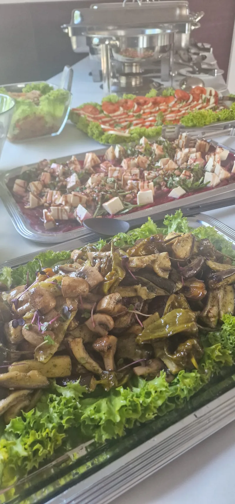 Warmes Buffet mit Antipasti und Caprese