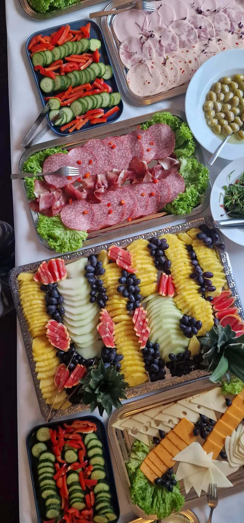 Buffetansicht von oben mit Aufschnitt und Obst
