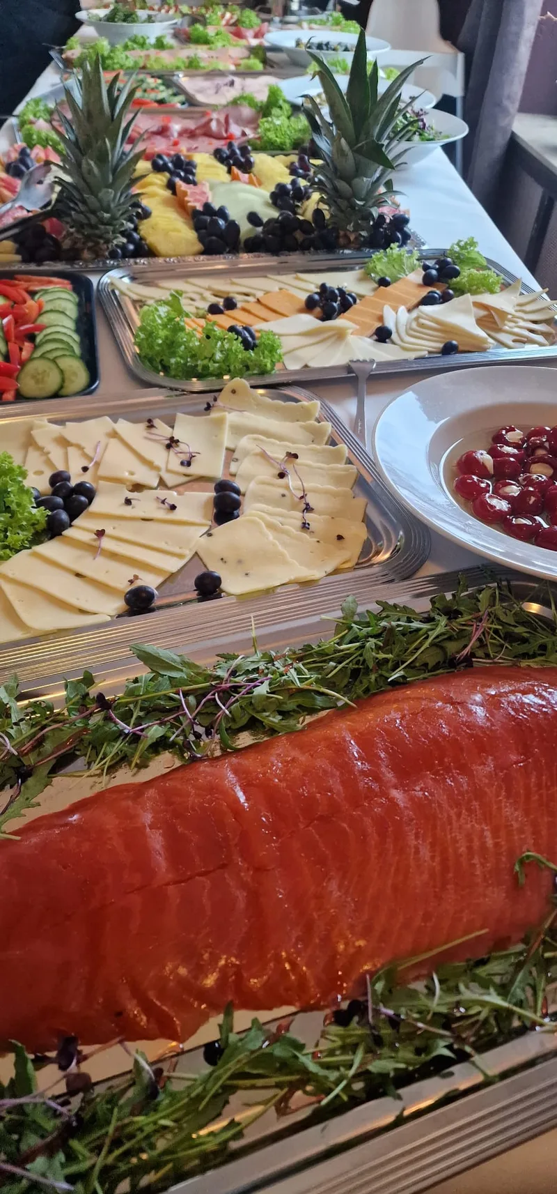 Buffet mit Lachs, Käse und frischem Obst