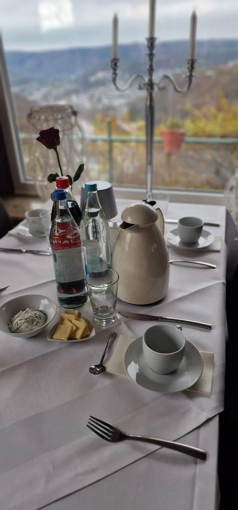 Café-Tisch mit Kaffee und Herbstblick aus dem Concordiaturm