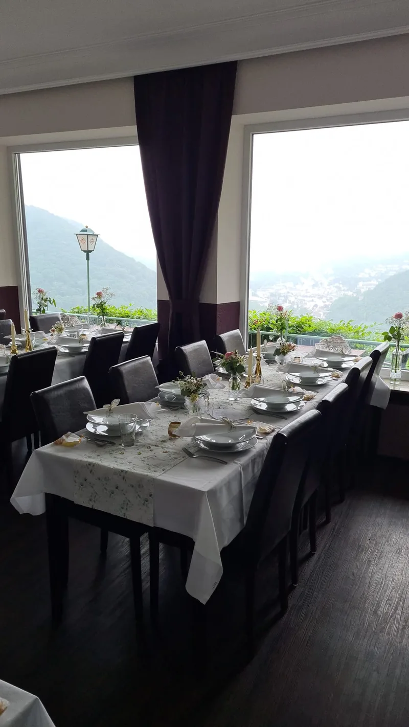 Festlich gedeckter Tisch mit Kandelaber und Talblick