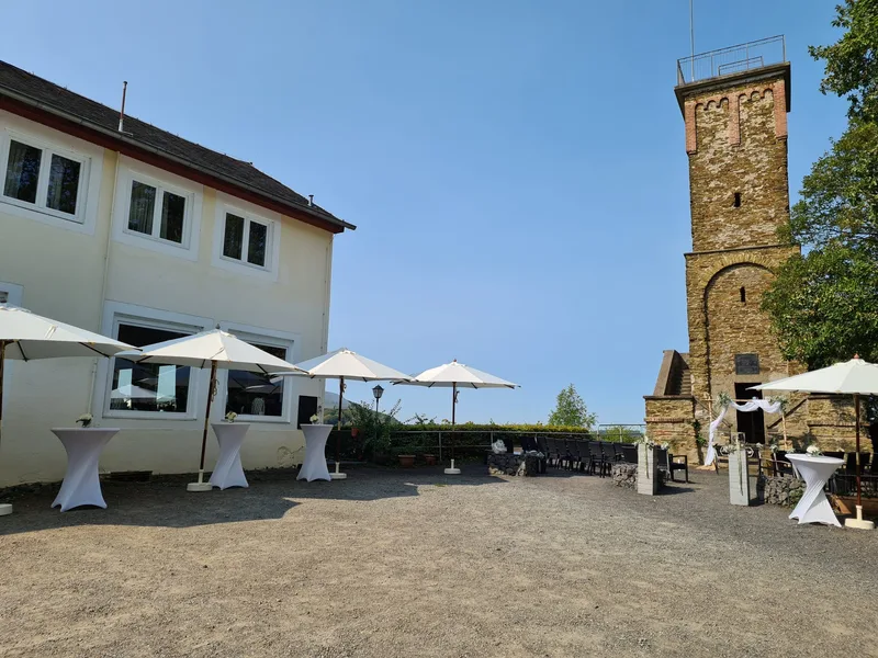Restaurantgebäude mit Concordiaturm und Sonnenschirmen