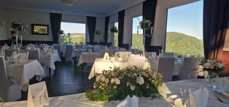 Hochzeit im goldenen Abendlicht mit Tischnummern