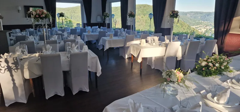 Hochzeitsdekoration im Panoramafenster-Saal