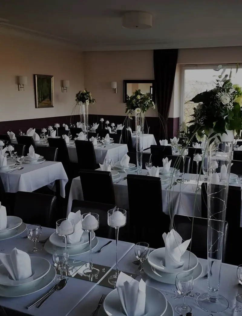Eleganter weißer Hochzeitssaal mit Blumendekoration