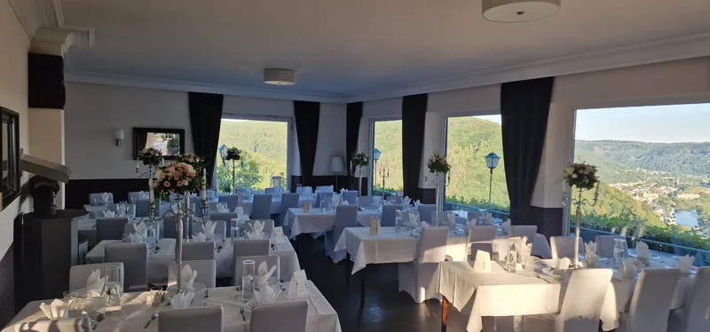 Hochzeitssaal mit Panoramafenstern — Komplettansicht