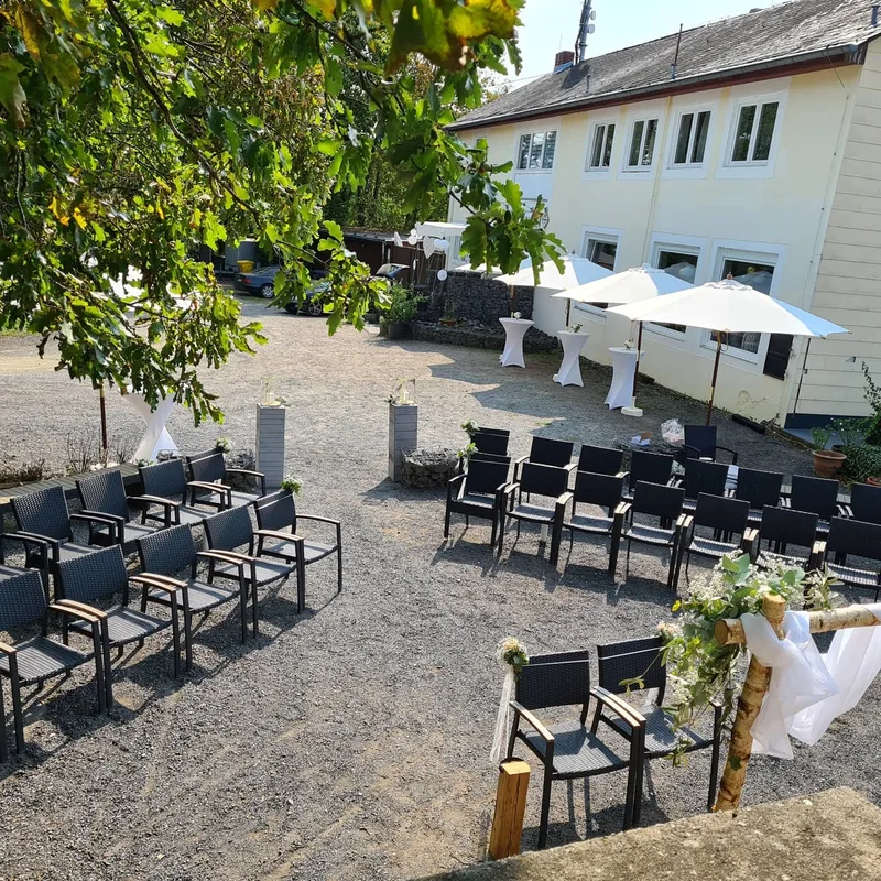 Outdoor-Trauungszeremonie mit Stühlen