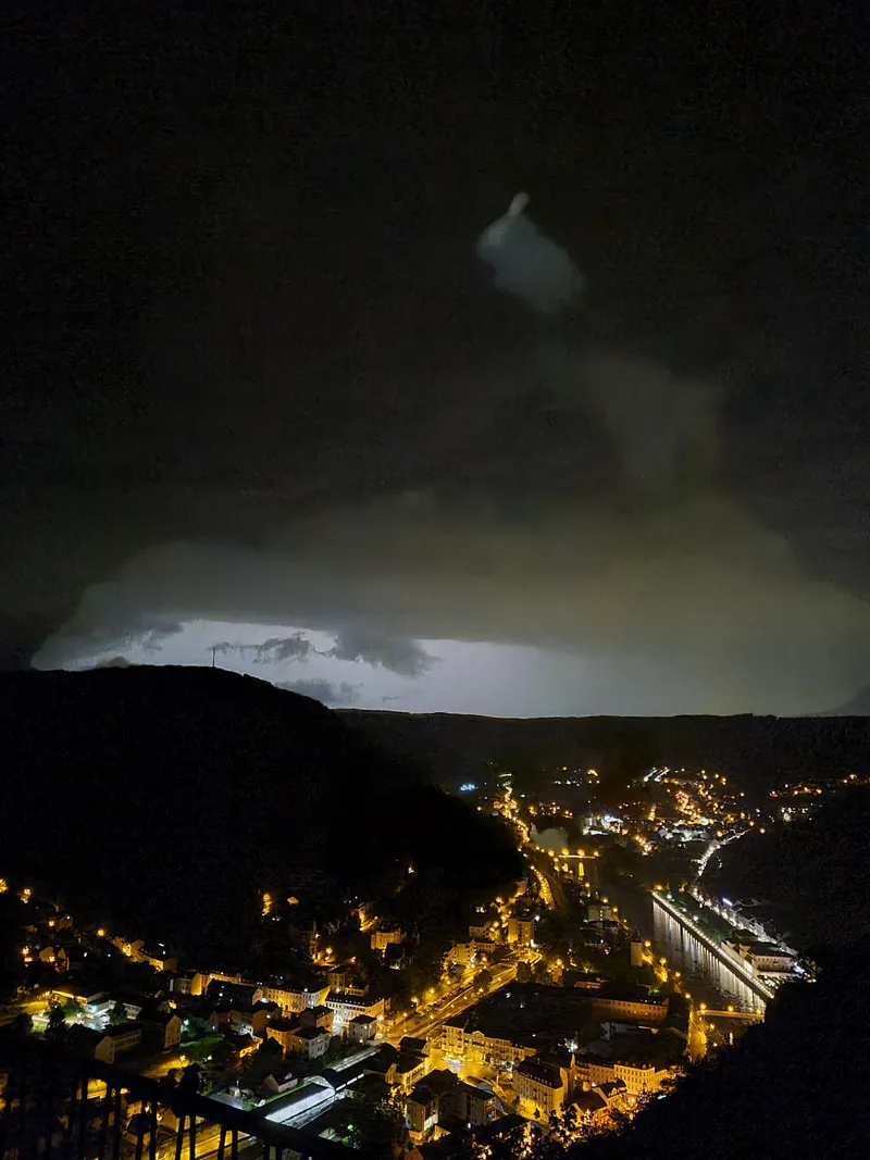 Nachtpanorama des beleuchteten Bad Ems vom Concordiaturm