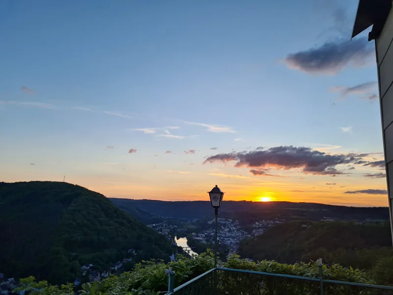 Sonnenuntergang über dem Lahntal von der Terrasse des Concordiaturms