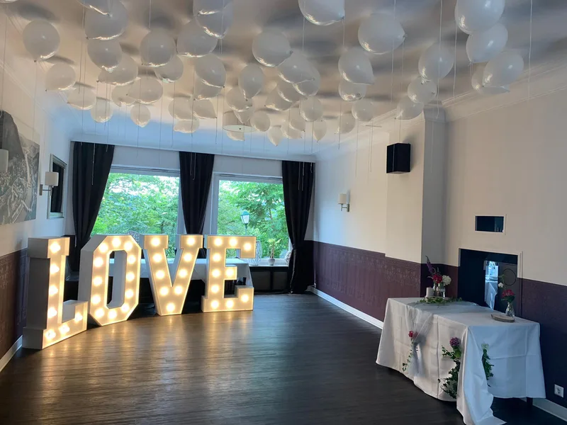 LOVE-Buchstaben mit Ballons — feierliches Setup