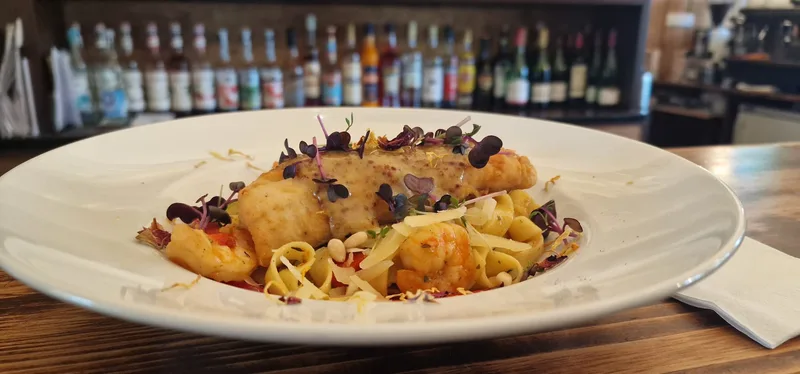 Pasta mit Fisch, Garnelen und Pinienkernen