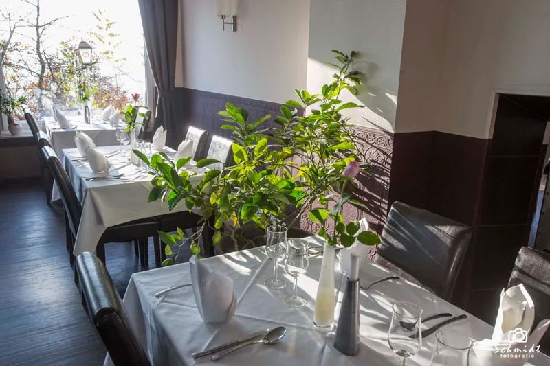 Innenansicht mit gedecktem Tisch
