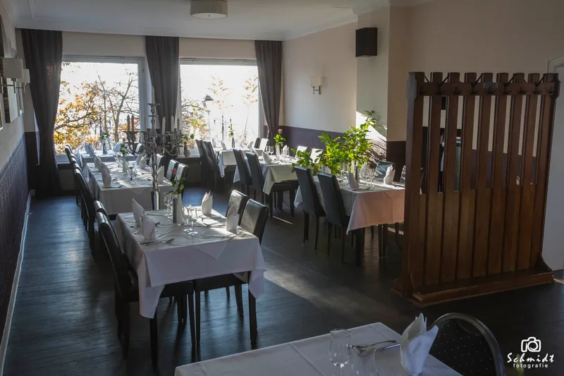 Restaurant-Interieur mit Holztönen
