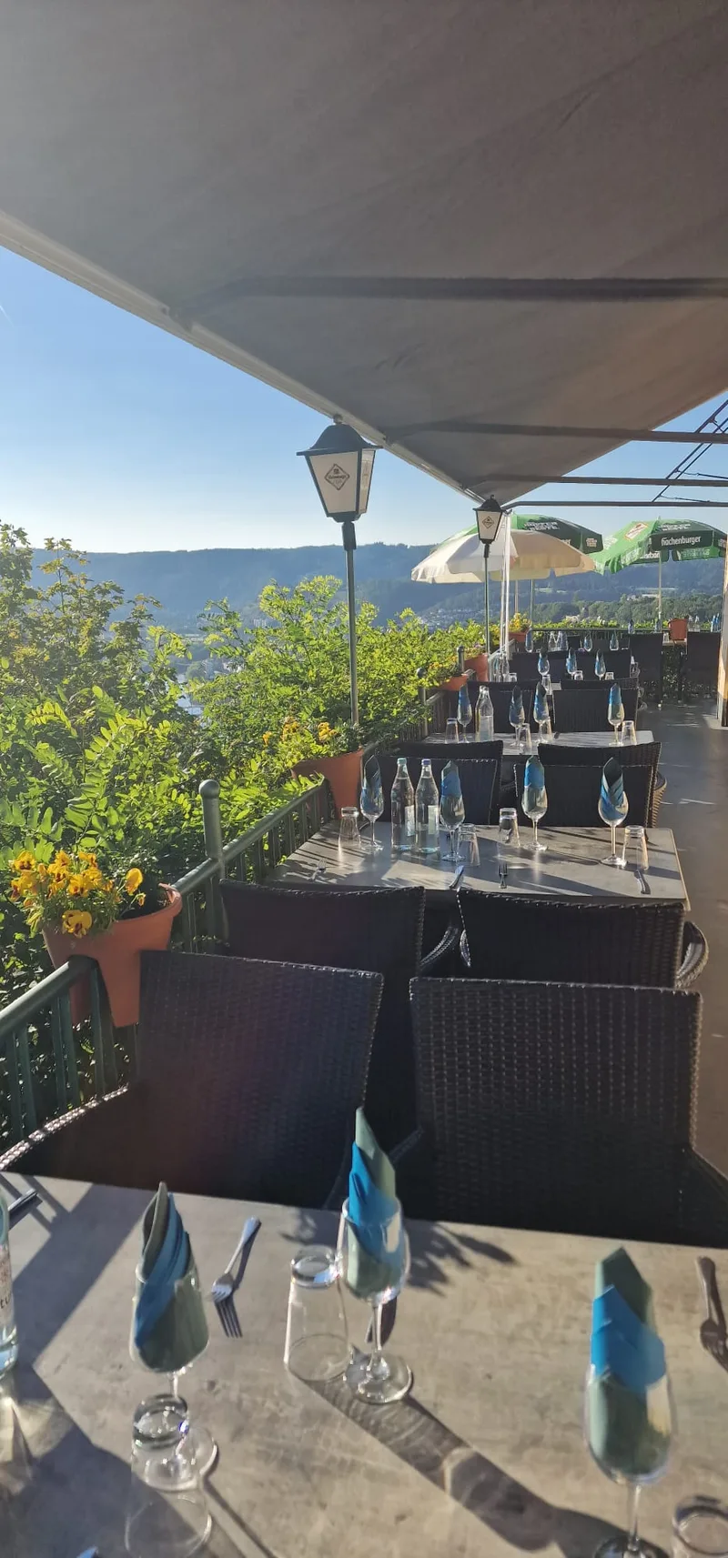 Panoramaterrasse mit gedeckten Tischen und Aussicht